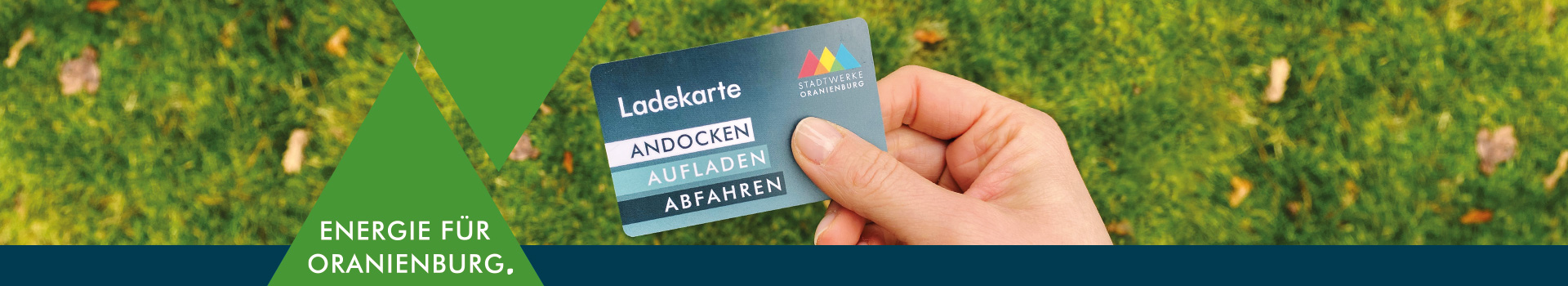 Grafik mit gr&uuml;nem Dreieck und dem Claim &sbquo;Energie f&uuml;r Oranienburg. &lsquo; vor einer Ladekarte f&uuml;r E-Autos.