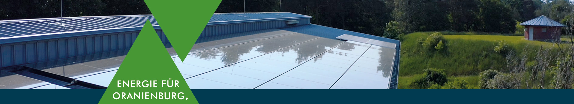 Grafik mit gr&uuml;nem Dreieck und dem Claim &sbquo;Energie f&uuml;r Oranienburg. &lsquo; vor einem Dach mit Photovoltaik.
