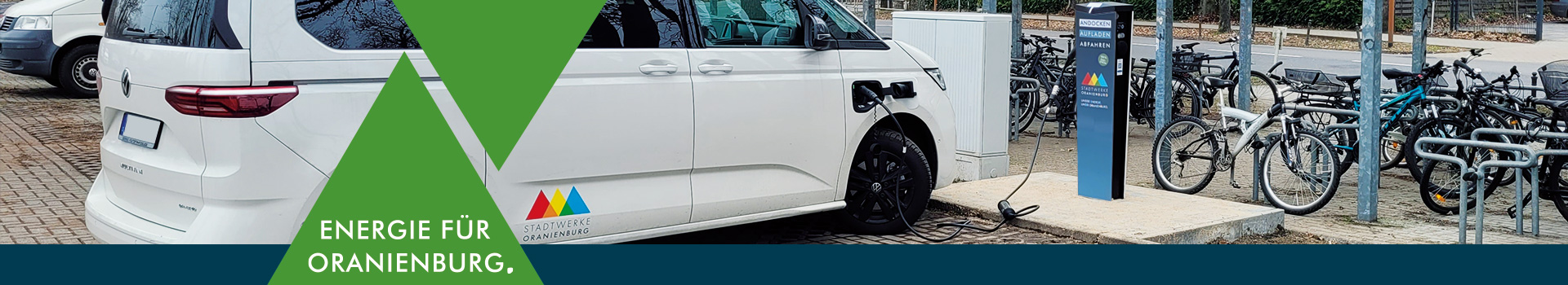 Grafik mit grünem Dreieck und dem Claim ‚Energie für Oranienburg. ‘ vor einem E-Auto das an einer Ladestation angeschlossen.