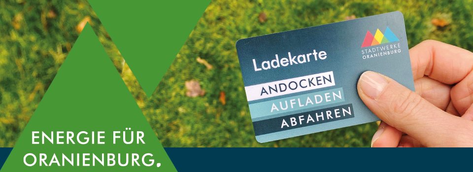 Grafik mit gr&uuml;nem Dreieck und dem Claim &sbquo;Energie f&uuml;r Oranienburg. &lsquo; vor einer Ladekarte f&uuml;r E-Autos.