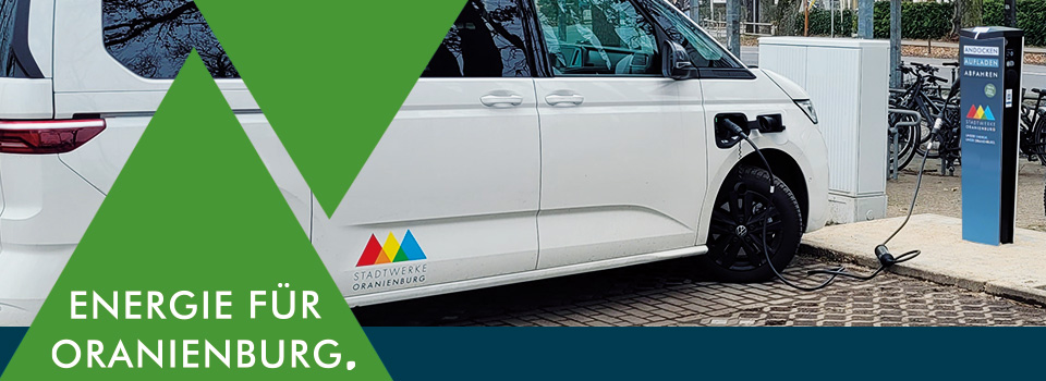 Grafik mit grünem Dreieck und dem Claim ‚Energie für Oranienburg. ‘ vor einem E-Auto das an einer Ladestation angeschlossen.